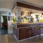 ホテル Logis Hotel- Restaurant Le Rialto 2*