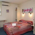 ホテル Logis Hotel- Restaurant Le Rialto